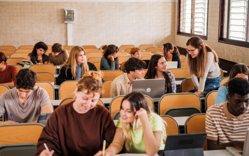 Leher für Nachilfe wie Mathemetik, Gymi und Kantonschule Online, Gruppenkurse oder auch Privatlehrer für Gymi Vorbereitung ZAP & Nachhilfe in Kanton Zürich.